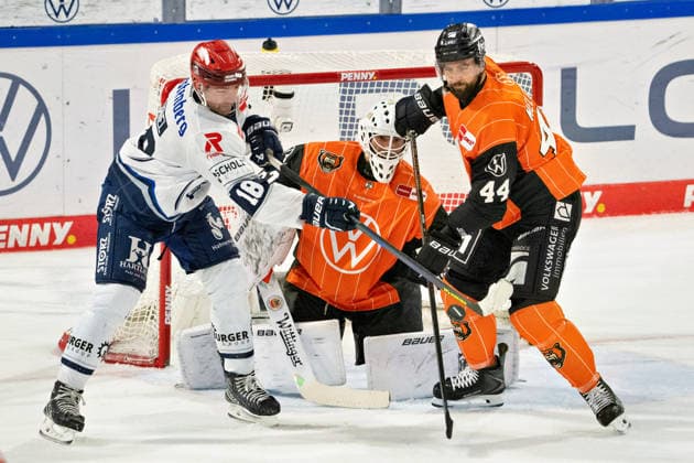 Scene 1-2 featuring Eric Cornel 18 of the Schwenninger Wild Wings, Hannibal Weitzmann 67 of the Grizzlys Wolfsburg, and Julian Melchiori 44 of the Grizzlys Wolfsburg, GER, Grizzlys Wolfsburg vs. Schwenninger Wild Wings, ice hockey, Penny DEL, Week 3, 2026–27 season, September 25, 2026 (GER), Grizzlys Wolfsburg vs. Schwenninger Wild Wings, ice hockey, Penny DEL, Week 3, 2026–27 season, September 25, 2026, Wolfsburg Copyright: xEibner-Pressefoto DanielxREINELTx EP_DRT