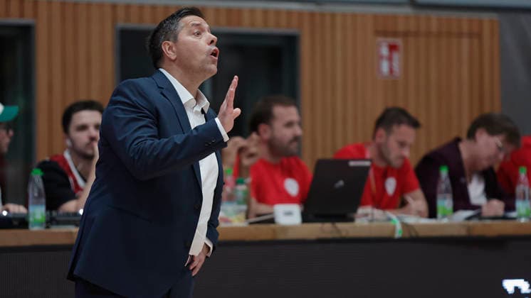 Pictured: Head Coach Sasa Filipovski giving instructions to the Würzburg Baskets on September 25, 2026, Fitness First Würzburg Baskets vs. EWE Baskets Oldenburg, easyCredit BBL, Matchday 2, Germany, 97072, tectake Arena Würzburg, Copyright: HMBxMedia xJulienxBecker
