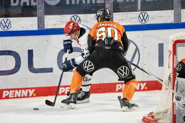 Vadim Schreiner No. 14, Schwenninger Wild Wings vs. Julius Ramoser No. 50, Grizzlys Wolfsburg GER; Grizzlys Wolfsburg vs. Schwenninger Wild Wings, Ice Hockey, Penny DEL, Week 3, 2026–27 Season, September 25, 2026 GER, Grizzlys Wolfsburg vs. Schwenninger Wild Wings, Ice Hockey, Penny DEL, Week 3, 2026–27 Season, September 25, 2026, Wolfsburg Copyright: xEibner-Pressefoto DanielxREINELTx EP_DRT