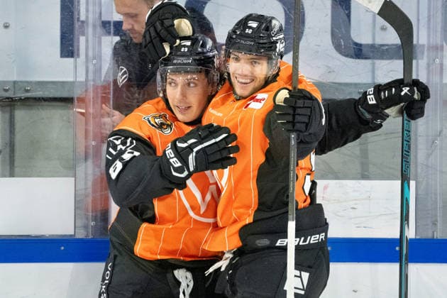 Celebration after the 2-2 tie with Matt Choupani (No. 89, Grizzlys Wolfsburg) and Julius Ramoser (No. 50, Grizzlys Wolfsburg), GER; Grizzlys Wolfsburg vs. Schwenninger Wild Wings, ice hockey, Penny DEL, Week 3, 2026-27 season, September 25, 2026, GER, Grizzlys Wolfsburg vs. Schwenninger Wild Wings, ice hockey, Penny DEL, Week 3, 2026–27 season, September 25, 2026, Wolfsburg Copyright: xEibner-Pressefoto DanielxREINELTx EP_DRT