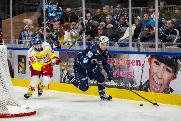 Battle for the Puck: Face-off between Jason Bast of Duesseldorfer EG, 45, and Niclas Hempel of the Ravensburg Towerstars, 96, GER, Ravensburg Towerstars vs. Düsseldorf EG, ice hockey, DEL2 regular season, Matchday 3, 2026–2027 season, September 25, 2026, GER, Ravensburg Towerstars vs. Düsseldorf EG, Ice Hockey, DEL2 Regular Season, Matchday 3, 2026–2027 Season, September 25, 2026, Ravensburg Copyright: xEibner-Pressefoto MaximilianxRistx EP_MRT