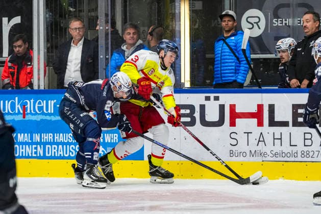 Battle for the Puck: Face-off between Matej Mrazek of the Ravensburg Towerstars, 21, and Levi Holzhausen of the Düsseldorf EG, 3, GER, Ravensburg Towerstars vs. Düsseldorf EG, Ice Hockey, DEL2 Regular Season, Matchday 3, 2026–2027 Season, September 25, 2026, GER, Ravensburg Towerstars vs. Düsseldorf EG, Ice Hockey, DEL2 Regular Season, Matchday 3, 2026–2027 Season, September 25, 2026, Ravensburg Copyright: xEibner-Pressefoto MaximilianxRistx EP_MRT