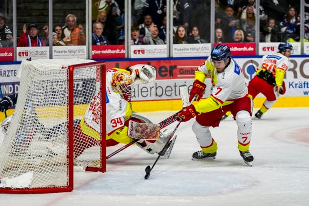 Max Hense, Düsseldorf EG, 7, makes the save, and Jonas Langmann, Düsseldorf EG, 34, misses the goal, GER, Ravensburg Towerstars vs. Düsseldorf EG, Ice Hockey, DEL2 Regular Season, Matchday 3, 2026–2027 Season, September 25, 2026, GER, Ravensburg Towerstars vs. Düsseldorf EG, Ice Hockey, DEL2 Regular Season, Matchday 3, 2026–2027 Season, September 25, 2026, Ravensburg Copyright: xEibner-Pressefoto MaximilianxRistx EP_MRT
