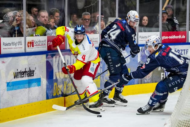Andrew Bodnarchuk, Düsseldorf EG, 4, vs. Louis Latta, Ravensburg Towerstars, 74, and Anselm Gerg, Ravensburg Towerstars, 15, GER, Ravensburg Towerstars vs. Düsseldorf EG, Ice Hockey, DEL2 Regular Season, Matchday 3, 2026–2027 Season, September 25, 2026, GER, Ravensburg Towerstars vs. Düsseldorf EG, Ice Hockey, DEL2 Regular Season, Matchday 3, 2026–2027 Season, September 25, 2026, Ravensburg Copyright: xEibner-Pressefoto MaximilianxRistx EP_MRT