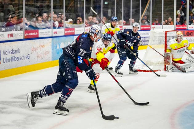 Robbie Czarnik, Ravensburg Towerstars (77), vs. Jason Bast, Düsseldorf EG (45), GER, Ravensburg Towerstars vs. Düsseldorf EG, ice hockey, DEL2 regular season, Matchday 3, 2026–2027 season, September 25, 2026, GER, Ravensburg Towerstars vs. Düsseldorf EG, Ice Hockey, DEL2 Regular Season, Matchday 3, 2026–2027 Season, September 25, 2026, Ravensburg Copyright: xEibner-Pressefoto MaximilianxRistx EP_MRT