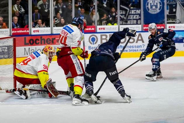 Scoring chance for the 1-1 tie by Matt Fonteyne (Ravensburg Towerstars, 17) against Sten Fischer (Duesseldorfer EG, 74) and Jonas Langmann (Duesseldorfer EG, 34), GER, Ravensburg Towerstars vs. Düsseldorf EG, Ice Hockey, DEL2 Regular Season, Matchday 3, 2026–2027 Season, September 25, 2026 GER, Ravensburg Towerstars vs. Düsseldorf EG, Ice Hockey, DEL2 Regular Season, Matchday 3, 2026–2027 Season, September 25, 2026 Ravensburg Copyright: xEibner-Pressefoto MaximilianxRistx EP_MRT
