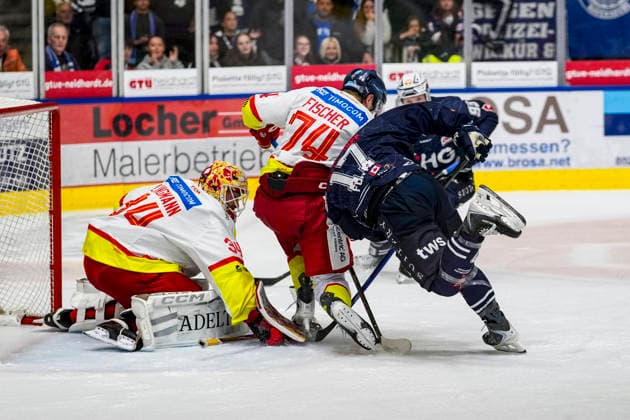 Scoring chance for the 1-1 tie by Matt Fonteyne (Ravensburg Towerstars, 17) against Sten Fischer (Duesseldorfer EG, 74) and Jonas Langmann (Duesseldorfer EG, 34), GER, Ravensburg Towerstars vs. Düsseldorf EG, Ice Hockey, DEL2 Regular Season, Matchday 3, 2026–2027 Season, September 25, 2026 GER, Ravensburg Towerstars vs. Düsseldorf EG, Ice Hockey, DEL2 Regular Season, Matchday 3, 2026–2027 Season, September 25, 2026 Ravensburg Copyright: xEibner-Pressefoto MaximilianxRistx EP_MRT