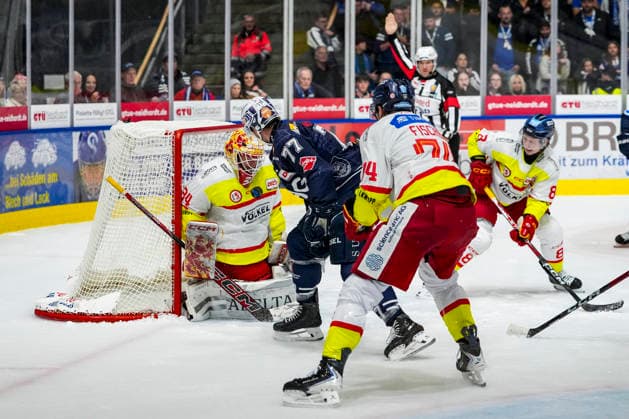 Scoring chance for the 1-1 tie by Robbie Czarnik of the Ravensburg Towerstars (No. 77) against Jonas Langmann of the Düsseldorf EG (No. 34), GER, Ravensburg Towerstars vs. Düsseldorf EG, Ice Hockey, DEL2 Regular Season, Matchday 3, 2026–2027 Season, September 25, 2026 GER, Ravensburg Towerstars vs. Düsseldorf EG, Ice Hockey, DEL2 Regular Season, Matchday 3, 2026–2027 Season, September 25, 2026 Ravensburg Copyright: xEibner-Pressefoto MaximilianxRistx EP_MRT