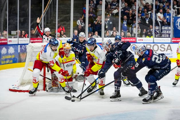 Robbie Czarnik, Ravensburg Towerstars, 77, vs. Sten Fischer, Düsseldorf EG, 74, and Levi Holzhausen, Düsseldorf EG, 3, GER, Ravensburg Towerstars vs. Düsseldorf EG, Ice Hockey, DEL2 Regular Season, Matchday 3, 2026–2027 Season, September 25, 2026, GER, Ravensburg Towerstars vs. Düsseldorf EG, Ice Hockey, DEL2 Regular Season, Matchday 3, 2026–2027 Season, September 25, 2026, Ravensburg Copyright: xEibner-Pressefoto MaximilianxRistx EP_MRT