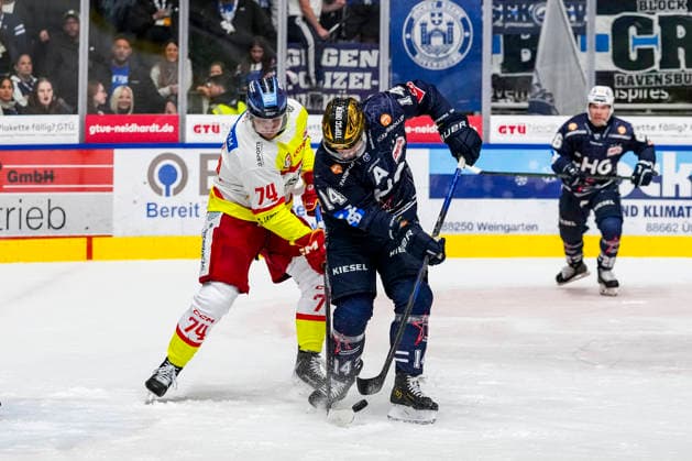 Battle for the Puck: Face-off between Sten Fischer of Düsseldorf EG (74) and Nickolas Latta of the Ravensburg Towerstars (14), GER, Ravensburg Towerstars vs. Düsseldorf EG, Ice Hockey, DEL2 Regular Season, Matchday 3, 2026–2027 Season, September 25, 2026, GER, Ravensburg Towerstars vs. Düsseldorf EG, Ice Hockey, DEL2 Regular Season, Matchday 3, 2026–2027 Season, September 25, 2026, Ravensburg Copyright: xEibner-Pressefoto MaximilianxRistx EP_MRT