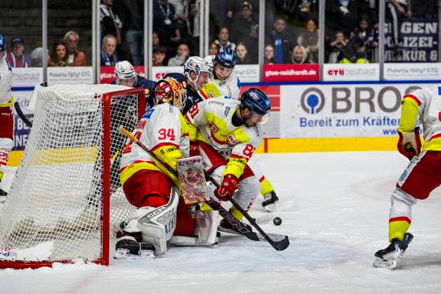 Corey Mackin, Düsseldorf EG, 81, makes a save against Jonas Langmann, Düsseldorf EG, 34, GER, Ravensburg Towerstars vs. Düsseldorf EG, Ice Hockey, DEL2 Regular Season, Matchday 3, 2026–2027 Season, September 25, 2026, GER, Ravensburg Towerstars vs. Düsseldorf EG, Ice Hockey, DEL2 Regular Season, Matchday 3, 2026–2027 Season, September 25, 2026, Ravensburg Copyright: xEibner-Pressefoto MaximilianxRistx EP_MRT