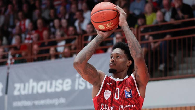 Pictured: Eddie Colbert III of the Würzburg Baskets, scoring a three-pointer on September 25, 2026, Fitness First Würzburg Baskets vs. EWE Baskets Oldenburg, easyCredit BBL, Matchday 2, Germany, 97072, tectake Arena Würzburg, Copyright: HMBxMedia xJulienxBecker