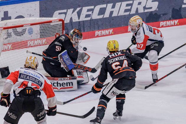 Penny DEL Löwen Frankfurt vs. Nuremberg Ice Tigers, September 25, 2026 Cody Brenner of Löwen Frankfurt (No. 51) has the puck in front of him, Löwen Frankfurt vs. Nuremberg Ice Tigers, Frankfurt, NIX Ice Arena, September 25, 2026 Copyright: xBEAUTIFULxSPORTS Gawlikx