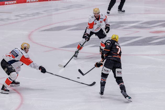 Penny DEL: Löwen Frankfurt vs. Nuremberg Ice Tigers, September 25, 2026. Daniel Pfaffengut (No. 77) of Löwen Frankfurt scores the goal to make it 1–2, Löwen Frankfurt vs. Nuremberg Ice Tigers, Frankfurt, NIX Ice Arena, September 25, 2026 Copyright: xBEAUTIFULxSPORTS Gawlikx