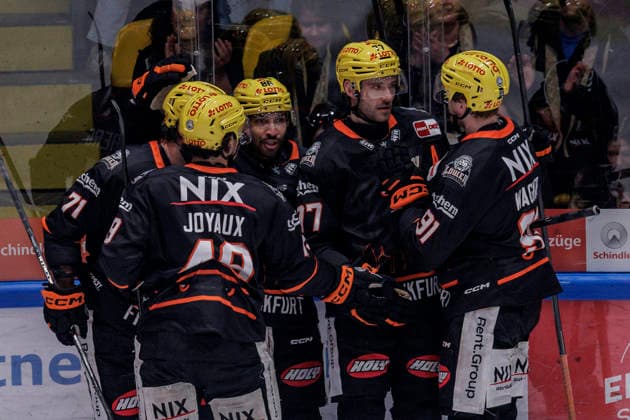 Penny DEL Löwen Frankfurt vs. Nuremberg Ice Tigers, September 25, 2026: Daniel Pfaffengut (Löwen Frankfurt 77) scored the goal to make it 1–2 and celebrated with Austin Wagner (Löwen Frankfurt 91), Michael Joyaux (Löwen Frankfurt 49), and Linus Fröberg (Löwen Frankfurt 71), Löwen Frankfurt vs. Nuremberg Ice Tigers, Frankfurt, NIX Ice Arena, September 25, 2026 Copyright: xBEAUTIFULxSPORTS Gawlikx