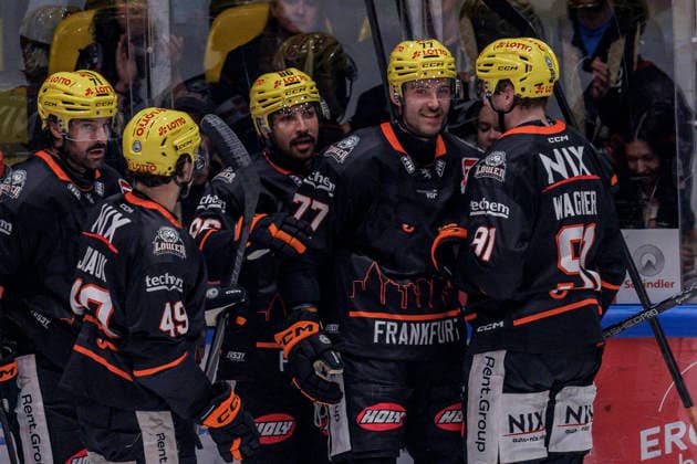 Penny DEL Löwen Frankfurt vs. Nuremberg Ice Tigers, September 25, 2026: Daniel Pfaffengut (Löwen Frankfurt 77) scored the goal to make it 1–2 and celebrated with Austin Wagner (Löwen Frankfurt 91), Michael Joyaux (Löwen Frankfurt 49), and Linus Fröberg (Löwen Frankfurt 71), Löwen Frankfurt vs. Nuremberg Ice Tigers, Frankfurt, NIX Ice Arena, September 25, 2026 Copyright: xBEAUTIFULxSPORTS Gawlikx