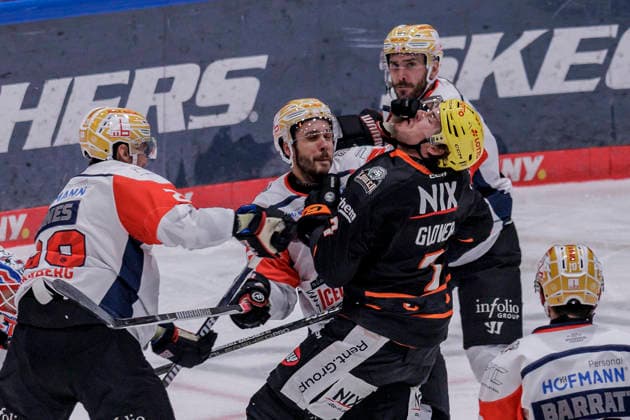 Penny DEL Löwen Frankfurt vs. Nuremberg Ice Tigers, September 25, 2026; Samuel Dove McFalls (Nuremberg Ice Tigers) 75 and Ty Glover (Löwen Frankfurt) 7; Löwen Frankfurt vs. Nuremberg Ice Tigers, Frankfurt, NIX Ice Arena, September 25, 2026 Copyright: xBEAUTIFULxSPORTS Gawlikx