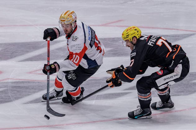 Penny DEL Löwen Frankfurt vs. Nuremberg Ice Tigers, September 25, 2026: Evan Barratt (Nuremberg Ice Tigers, No. 10) and Daniel Pfaffengut (Löwen Frankfurt, No. 77) battle for the puck; Löwen Frankfurt vs. Nuremberg Ice Tigers, Frankfurt, NIX Ice Arena, September 25, 2026 Copyright: xBEAUTIFULxSPORTS Gawlikx