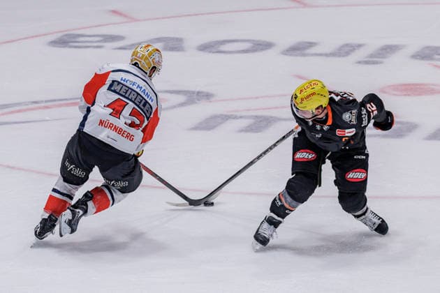 Penny DEL Löwen Frankfurt vs. Nürnberg Ice Tigers, September 25, 2026 Greg Meireles (Nürnberg Ice Tigers, 43) and Maksim Matushkin (Löwen Frankfurt, 52) battle for the puck, Löwen Frankfurt vs. Nürnberg Ice Tigers, Frankfurt, NIX Ice Arena, September 25, 2026 Copyright: xBEAUTIFULxSPORTS Gawlikx