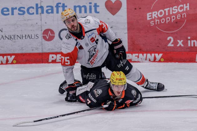 Penny DEL Löwen Frankfurt vs. Nuremberg Ice Tigers, September 25, 2026 Samuel Dove McFalls of the Nuremberg Ice Tigers (No. 75) is kneeling on Ty Glover of the Löwen Frankfurt (No. 7), Löwen Frankfurt vs. Nuremberg Ice Tigers, Frankfurt, NIX Ice Arena, September 25, 2026 Copyright: xBEAUTIFULxSPORTS Gawlikx