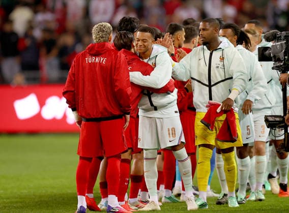 Turkiye v France - UEFA Nations League KOCAELI, TURKIYE - SEPTEMBER 25: Turkiye national football team players Arda Guler and Baris Alper Yilmaz and France national football team player Kylian Mbappe greet each other after taking to the pitch during warm-ups ahead of the UEFA Nations League A Group 1 match between Turkiye and France at Kocaeli Stadium in Kocaeli, Turkiye, on September 25, 2026. Ali Atmaca Anadolu Kocaeli Turkey. Editorial use only. Please get in touch for any other usage.  Copyright: x2026xAnadoluxAlixAtmacax