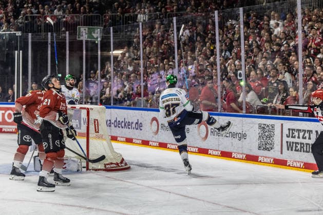 Markus Vikingstad of the Eisbären Berlin, 37, celebrates in front of the Cologne Sharks fans after scoring a goal, Juhani Tyrvainen of the Koelner Haie, 21, looks disappointed; Koelner Haie vs. Eisbaeren Berlin, ice hockey, Penny DEL, Matchday 03, 2026–2027, September 25, 2026, Cologne Sharks vs. Eisbären Berlin, Ice Hockey, Penny DEL, Matchday 03, 2026–2027, September 25, 2026, Cologne Copyright: xEibner-Pressefoto GerhardxWingenderx EP_GWR