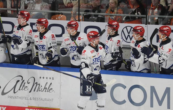 Celebrations after the 1-2 victory by Eric Cornel Schwenninger Wild Wings Ice Hockey, DEL, Penny DEL, Men, 2026-2027 Season: Grizzlys Wolfsburg vs. Schwenninger Wild Wings