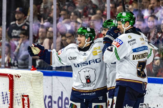 Frederik Tiffels of the Eisbären Berlin (95) celebrates with Markus Vikingstad of the Eisbären Berlin (37) after his goal in the game between the Kölner Haie and the Eisbären Berlin, ice hockey, Penny DEL, Matchday 3, 2026–2027, September 25, 2026, Cologne Sharks vs. Eisbären Berlin, ice hockey, Penny DEL, Matchday 3, 2026–2027, September 25, 2026, Cologne Copyright: xEibner-Pressefoto GerhardxWingenderx EP_GWR
