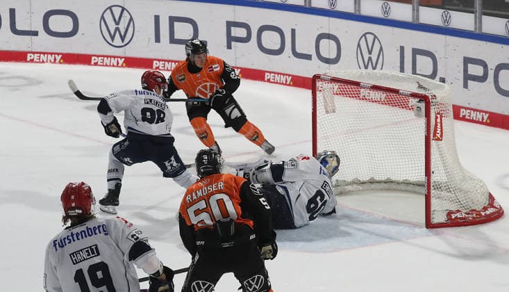 Here, Matt Choupani of the Grizzlys Wolfsburg scores the 2-2 goal against goalie Joacim Eriksson of the Schwenninger Wild Wings. Ice Hockey, DEL, Penny DEL, Men s, 2026–2027 Season: Grizzlys Wolfsburg vs. Schwenninger Wild Wings