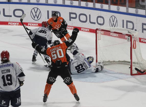 Here, Matt Choupani of the Grizzlys Wolfsburg scores the 2-2 goal against goalie Joacim Eriksson of the Schwenninger Wild Wings. Ice Hockey, DEL, Penny DEL, Men s, 2026–2027 Season: Grizzlys Wolfsburg vs. Schwenninger Wild Wings