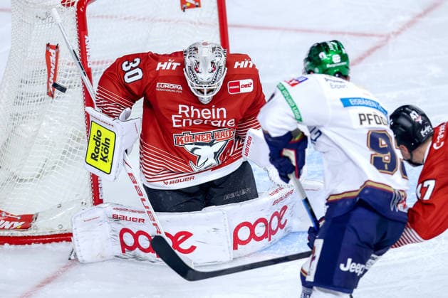 September 25, 2026, Ice hockey, DEL, Kölner Haie vs. Eisbären Berlin, Matchday 3, 2026–27 season, Lanxess Arena, Cologne; Leo Pföderl of Eisbären Berlin (No. 93) shoots on goalie Janne Juvonen of the Kölner Haie (No. 30); North Rhine-Westphalia, Germany