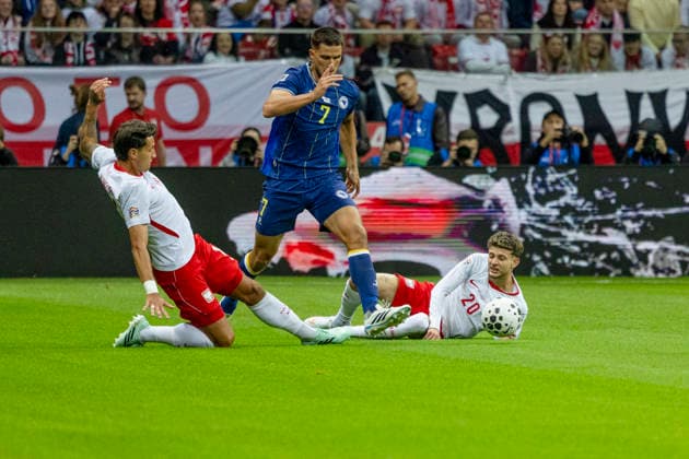 Poland - Bosnia and Herzegovina 25.09.2026 football, Warsaw, PGE National Stadium, UEFA Nations League B Group B4 (pilka nozna, Warszawa, Liga Narodow ) game , match Poland - Bosnia and Herzegovina image shows: Zinedin Smajlovic (C) Sebastian Szymanski (R) photo Katarzyna Plewczynska Fotostyk Copyright: xKatarzynaxPlewczynskax KAPL2256