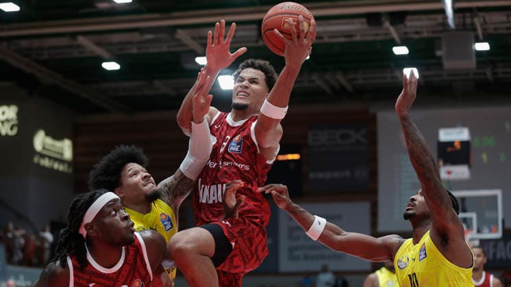 Pictured from left: Charles Thompson (Würzburg Baskets, 32), Tylan Pope (EWE Baskets Oldenburg, 9), Brandon Tischler (Würzburg Baskets, 8) with the ball, and Nate Johnson (EWE Baskets Oldenburg, 10), September 25, 2026, Fitness First Würzburg Baskets vs. EWE Baskets Oldenburg, easyCredit BBL, Matchday 2, Germany, 97072, tectake Arena Würzburg, Copyright: HMBxMedia xJulienxBecker