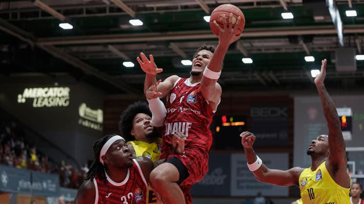 Pictured from left: Charles Thompson (Würzburg Baskets, 32), Tylan Pope (EWE Baskets Oldenburg, 9), Brandon Tischler (Würzburg Baskets, 8) with the ball, and Nate Johnson (EWE Baskets Oldenburg, 10), September 25, 2026, Fitness First Würzburg Baskets vs. EWE Baskets Oldenburg, easyCredit BBL, Matchday 2, Germany, 97072, tectake Arena Würzburg, Copyright: HMBxMedia xJulienxBecker