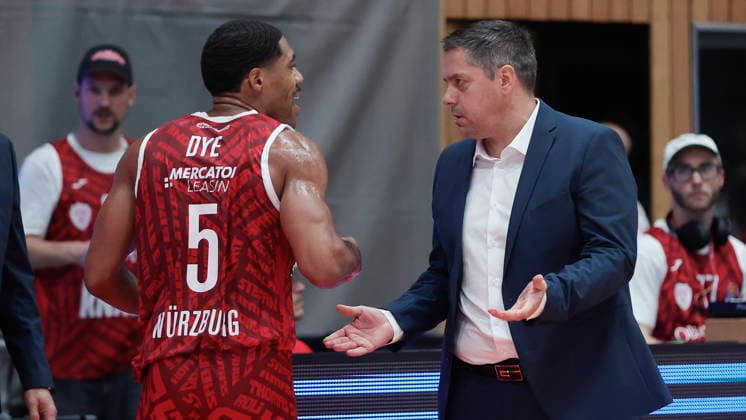 Pictured from left: Kenny Dye of the Würzburg Baskets (No. 5) and Head Coach Sasa Filipovski of the Würzburg Baskets are talking to each other on September 25, 2026, Fitness First Würzburg Baskets vs. EWE Baskets Oldenburg, easyCredit BBL, Matchday 2, Germany, 97072, tectake Arena Würzburg, Copyright: HMBxMedia xJulienxBecker