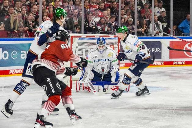 Ice Hockey: Penny DEL, Matchday 3—Cologne Sharks vs. Berlin Eisbären on September 25, 2026, at the Lanxess Arena in Cologne. Jack LaFontaine (Berlin), center, blocks a shot on goal by Markus Ljungh of Cologne. According to the regulations of the DEL (German Ice Hockey League), the publication and further use of the footage in electronic media and on devices of any kind during the game is not permitted. xDMx