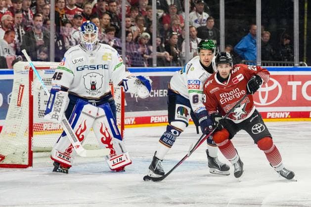 Ice Hockey: Penny DEL, Matchday 3—Cologne Sharks vs. Berlin Eisbären on September 25, 2026, at the Lanxess Arena in Cologne. Jack LaFontaine (Berlin), left: Kai Wissmann (Berlin), center: Tim Fleischer (Cologne), right: In accordance with the regulations of the DEL (German Ice Hockey League), the publication and further use of these images in electronic media and on devices of any kind during the game is not permitted xDMx