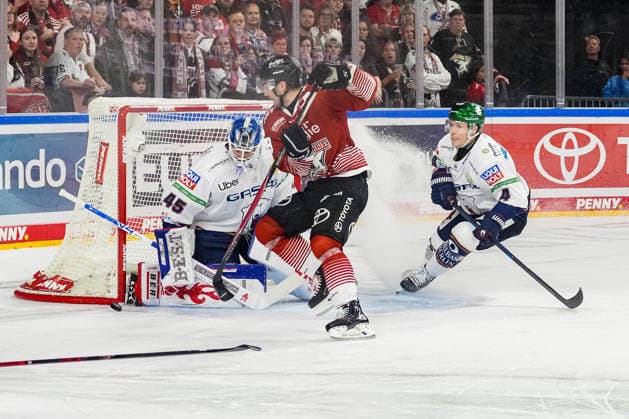 Ice Hockey: Penny DEL, Matchday 3—Cologne Sharks vs. Berlin Eisbären on September 25, 2026, at the Lanxess Arena in Cologne. Jack LaFontaine (Berlin), left: Tim Fleischer (Cologne), center: Adam Smith (Berlin), right: In accordance with the regulations of the DEL (German Ice Hockey League), the publication and reuse of these images in electronic media and on all types of devices is not permitted during the game. xDMx