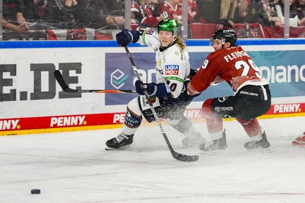 Ice Hockey: Penny DEL, Matchday 3—Cologne Sharks vs. Berlin Eisbären on September 25, 2026, at the Lanxess Arena in Cologne. Korbinian Geibel (Berlin), on the left, Tim Fleischer (Cologne); on the right. In accordance with the regulations of the DEL (German Ice Hockey League), the publication and further use of the footage in electronic media and on devices of any kind during the game is not permitted. xDMx