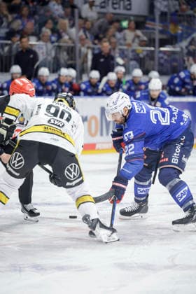 September 25, 2026, xhettx, Penny DEL Ice Hockey, Adler Mannheim vs. Krefeld Pinguine; faceoff by Adam Payerl (Krefeld Pinguine, 90) and Matthias Plachta (Adler Mannheim, 22)