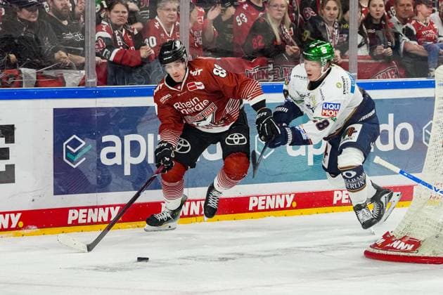 Ice Hockey: Penny DEL, Matchday 3—Cologne Sharks vs. Berlin Ice Bears on September 25, 2026, at the Lanxess Arena in Cologne; Gregor MacLeod (Cologne), left: Jonas Müller (Berlin), right: In accordance with the guidelines of the DEL (German Ice Hockey League), the publication and further use of the images in electronic media and on devices of any kind during the game is not permitted xDMx