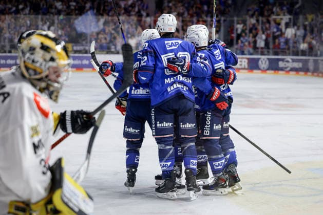 September 25, 2026, xhettx, Penny DEL Ice Hockey, Adler Mannheim vs. Krefeld Pinguine—celebration of Patrick Brown s 1-0 goal for Adler Mannheim, 38