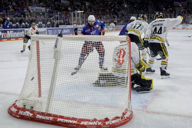 September 25, 2026, xhettx, Penny DEL Ice Hockey, Adler Mannheim vs. Krefeld Pinguine. The 2-0 goal by Jérémie Poirier, Adler Mannheim, 54