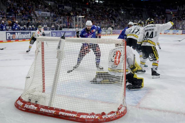 September 25, 2026, xhettx, Penny DEL Ice Hockey, Adler Mannheim vs. Krefeld Pinguine. The 2-0 goal by Jérémie Poirier, Adler Mannheim, 54