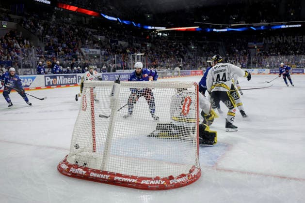 September 25, 2026, xhettx, Penny DEL Ice Hockey, Adler Mannheim vs. Krefeld Pinguine. The 2-0 goal by Jérémie Poirier, Adler Mannheim, 54