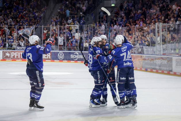 September 25, 2026, xhettx, Penny DEL Ice Hockey, Adler Mannheim vs. Krefeld Pinguine—celebration of the 2-0 goal by Jérémie Poirier of Adler Mannheim, 54