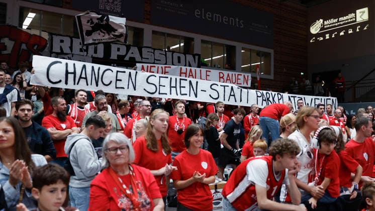 Pictured: Würzburg fans holding a banner with a message calling for a new arena, September 25, 2026; Fitness First Würzburg Baskets vs. EWE Baskets Oldenburg, easyCredit BBL, Matchday 2, Germany, 97072, tectake Arena Würzburg, Copyright: HMBxMedia xJulienxBecker