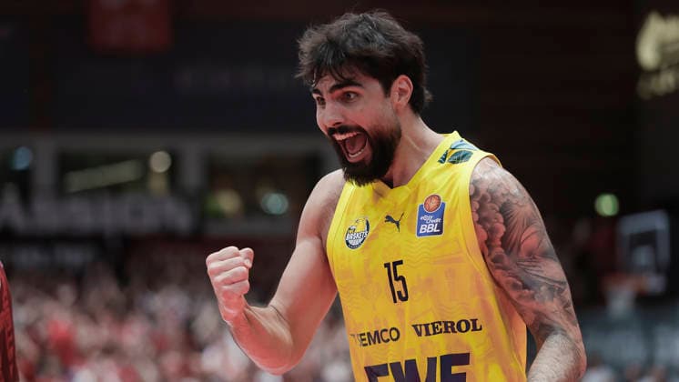 Pictured: Marcel Kessen celebrating with the EWE Baskets Oldenburg, September 15, 2025, Fitness First Würzburg Baskets vs. EWE Baskets Oldenburg, easyCredit BBL, Matchday 2, Germany, 97072, tectake Arena Würzburg, Copyright: HMBxMedia xJulienxBecker