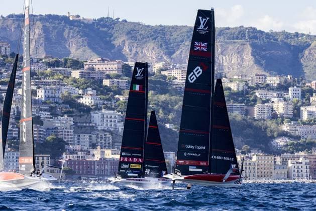 IPA88968938 - Day 1 of the Louis Vuitton 38th America s Cup Preliminary Regatta in Naples. AC40 foiling monotypes racing across the Gulf of Naples, featuring intense fleet action from all participating syndicates, including Emirates Team New Zealand, Luna Rossa Prada Pirelli, GB1, Tudor Team Alinghi, and other international teams on the official race course. During the Louis Vuitton 38th America s Cup Preliminary Regatta in Naples, a sailing race in Naples, Italy, on September 25, 2026 Copyright: xCarloxDixSanto IPAxSportx xx IPA88968938