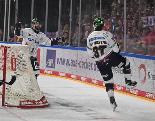 August 9, 2026, xophax, KEC, Ice Hockey, Haie, DEL, LanxessArena, Kölner Haie vs. Eisbären Berlin, Goal for the Eisbären to tie the game at 3-3, Liam Kirk and Markus Vikingstad (both Eisbären, Cologne), right